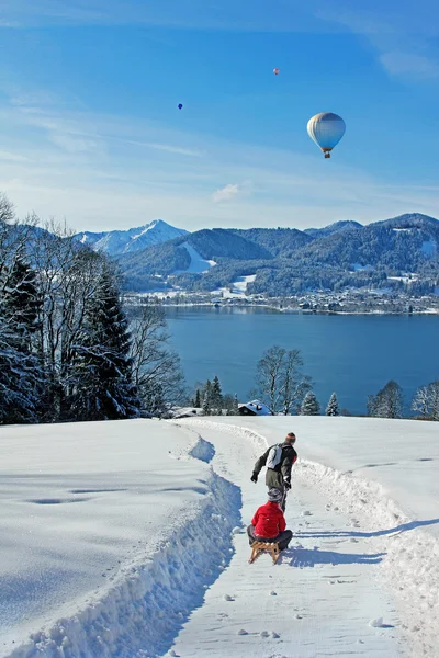 Baba ve oğul Bavyera Alpleri'nde tobogganing bir rota