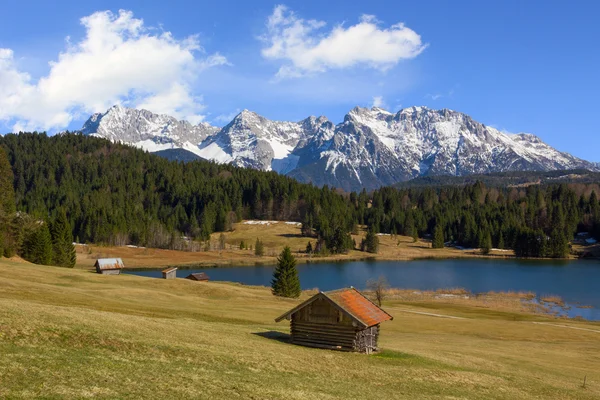 Paisaje pictórico primavera lago gerold y karwendel montañas — Foto de Stock