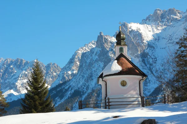 Szent Mária-kápolna az Alpokban — Stock Fotó