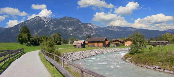 Sendero de senderismo junto a partnach, área de garmisch, bavaria — Foto de Stock