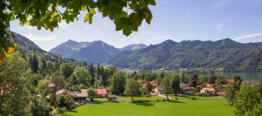 Lake görünümü schliersee, yaz manzara Bavyera