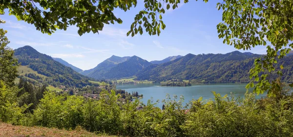 Vista lago pittoresco schliersee dal sentiero di montagna — Foto Stock