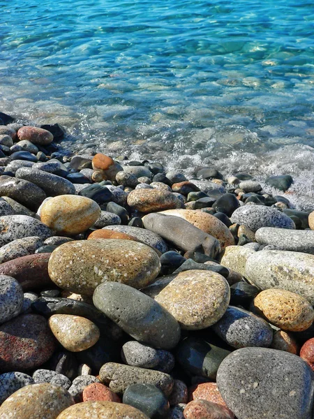 Océan bleu et plage pierreuse — Photo