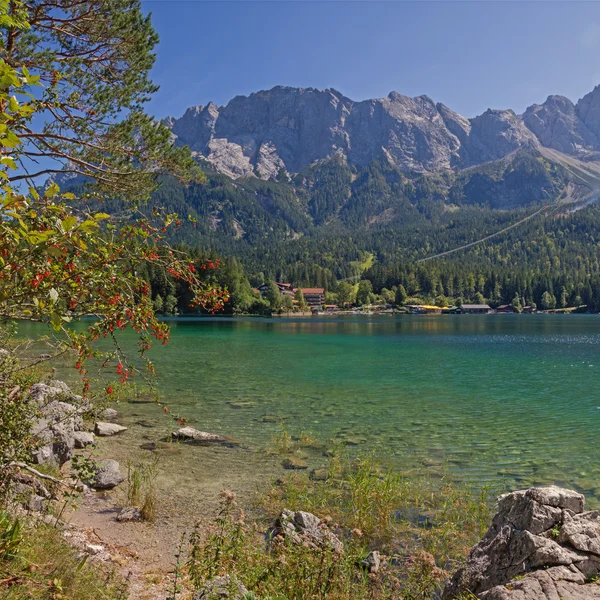Hermoso lago de montaña eibsee y zugspitze macizo —  Fotos de Stock