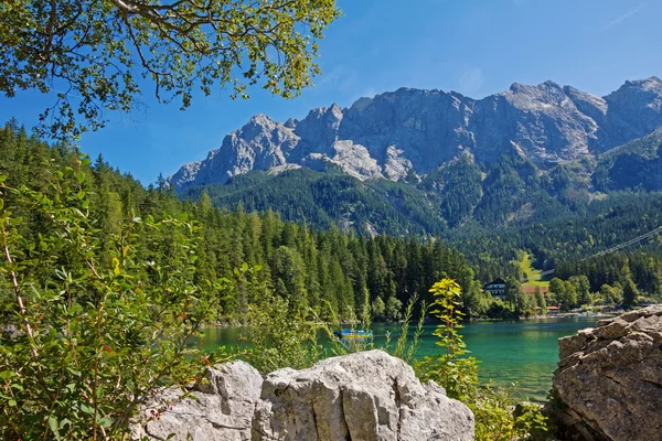 絵のような湖 eibsee とツークシュピッツェ山、ババリア — ストック写真