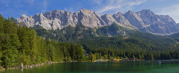 全景湖 eibsee 和祖格峰 — 图库照片