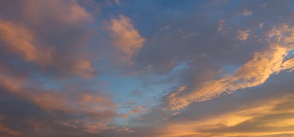 Ciel couchant avec nuages orangés illuminés — Photo