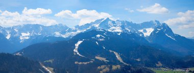 Wetterstein Alpleri geniş dağ manzaralı, Wank manzaralı. Turizm merkezi Garmisch. Bulutlu mavi gökyüzü. Mart ayında yüksek bavyera 'da alp manzarası.