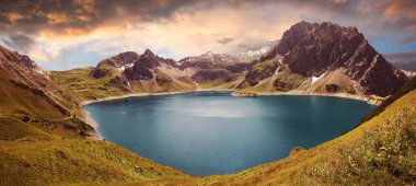 Yapay göl Lunersee. Sonbahar alp manzarası Vorarlberg, Avusturalya, rüya gibi günbatımı manzarası