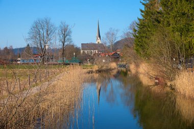 St. Sixtus kilisesi Schlierach nehrine yansıyor. Sonbaharda Schliersee turizm beldesi, üst bavyera manzarası.