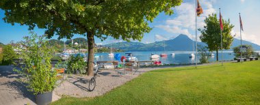 Muhteşem göl kenarı Faulensee 'de güneşlenen çimenler, Bernese Oberland, İsviçre' de tatil yeri.