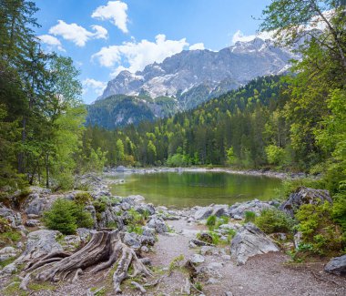 Küçük yeşil Frillensee Gölü 'nü Wetterstein Dağları' nın karşısında Zugspitze ile birlikte. bahar manzarası ve yürüyüş güzergahı Yukarı Bavyera.