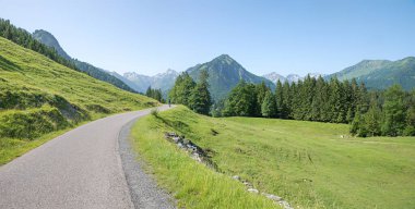 Oberstdorf 'tan Oytal Vadisi' ne giden köy yolu. Popüler bisiklet rotası allgau alpleri, Güney Almanya