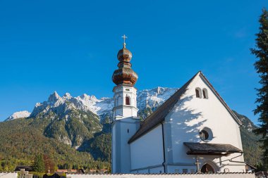 Karlı Karwendel dağları manzaralı Aziz Nikolaus Katolik Kilisesi, turizm beldesi Mittenwald, Yukarı Bavyera.