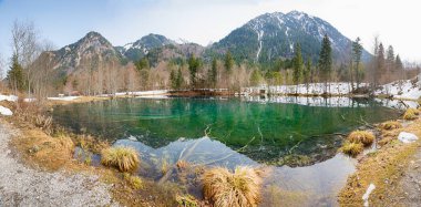 Mavi-yeşil Christlessee Gölü kışın, dağları yansıtır. Yürüyüş istikameti alglerin manzarası. Trettachtal Vadisi, Oberstdorf yakınlarında, Güney Almanya