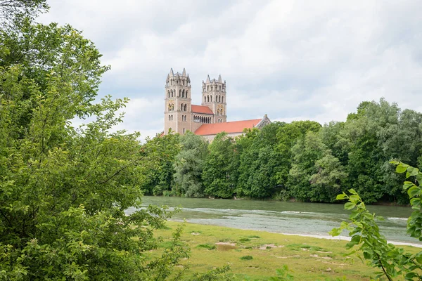 Yeşil nehir bölgesi Isar nehri. Yazın Münih 'teki St. Maximilian kilisesi manzaralı.