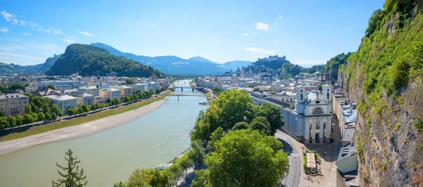 Monchsberg 'den Salzburg' a kadar uzanan dik kayalık yüzey, Salzach nehri ve arkasındaki Hohensalzburg kalesi manzaralı bir yer. peyzaj manzarası, Avusturalya turizm beldesi.