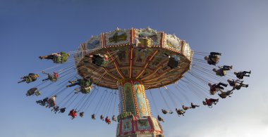 Münih octoberfest kişilerle chairoplane