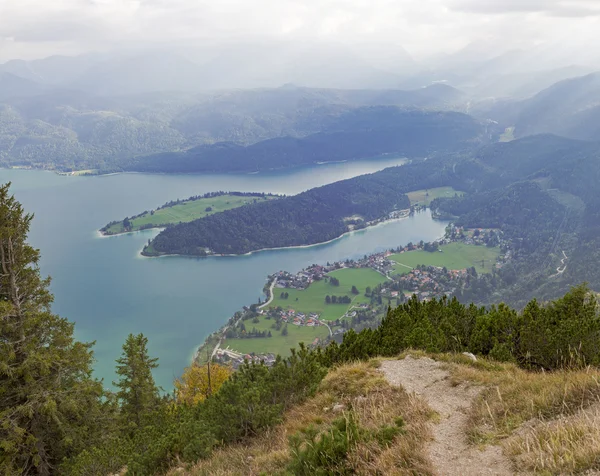 从 herzogstand 山到巴伐利亚湖 walchensee 查看 — 图库照片