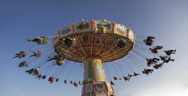 Münih octoberfest kişilerle chairoplane — Stok fotoğraf