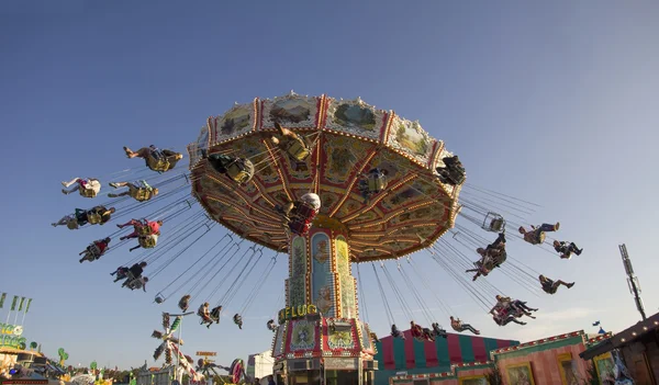 Roterende chairoplane met mensen, München octoberfest 2015 — Stockfoto