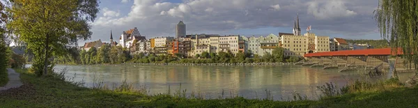 Vista para wasserburg cidade velha a partir do rio pousada ribeirinha — Fotografia de Stock