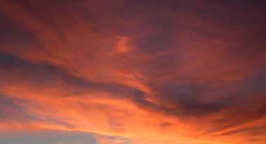 Ateşli kırmızı akşam gökyüzü. Parlak günbatımı. Doğal renkli arkaplan.