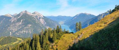 Barenkopf dağına yükselen Achensee Gölü ve çevresindeki Tyrolean Alpleri, Unnutz ve Seebergspitze manzarası. Yürüyüş alanı Pertisau, Avusturya.