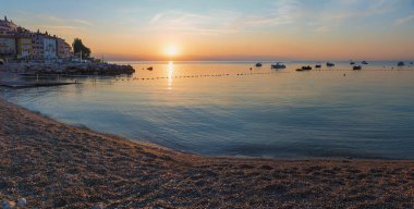 Moscenicka Draga çakıl taşı plajındaki rüya gibi gün doğumu manzarası, Hırvat turizm beldesi