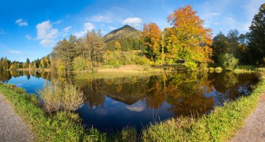 Moorweiher Gölü. Sonbaharda renkli bir orman. Himmelhorn Dağı 'nı, allgau Alplerini yansıtıyor. Turizm beldesi Oberstdorf.