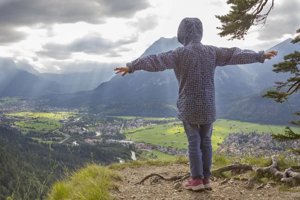 Flicka i regnrock på utkiken punkt loisach valley, dramatisk himmel — Stockfoto