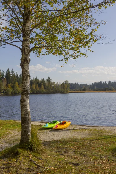 Kayak sulla riva del lago Kirchsee — Foto Stock