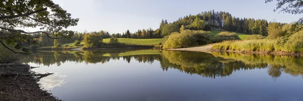 Stagno autunnale, paesaggio tranquillo con riflesso dell'acqua — Foto Stock