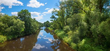 Schwarzer Regen nehri üzerindeki çarpıcı manzara, ağaçları ve bulutları yansıtıyor, alçak bavyera manzarası