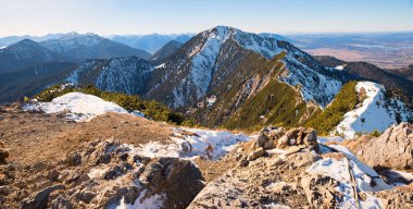 Herzogstand 'ın kayalık zirvesinden Riddgeway' e Heimgarten Dağı, Bavyera Alp Dağları manzarası