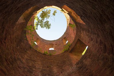 Neckarsteinach turizm merkezi tarihi Schadeck Kalesi 'ne doğru bakın.