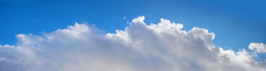 geniş panoramik gökyüzü arkaplanı. Kümülüs bulut yığını alt ve mavi gökyüzünde üst yarıda