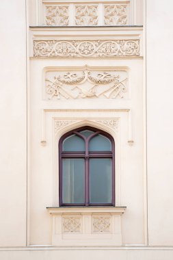 Altstadt-Lehel 'in Münih bölgesinde kemerli camları ve zengin dekore edilmiş sıva süslemeleri olan tarihi bir cephe.