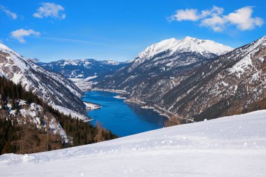 Achensee Gölü ve Unnutz Dağı manzaralı çarpıcı kayak alanı Zwolferkopf, Kış manzaralı tyrol, Avusturalya