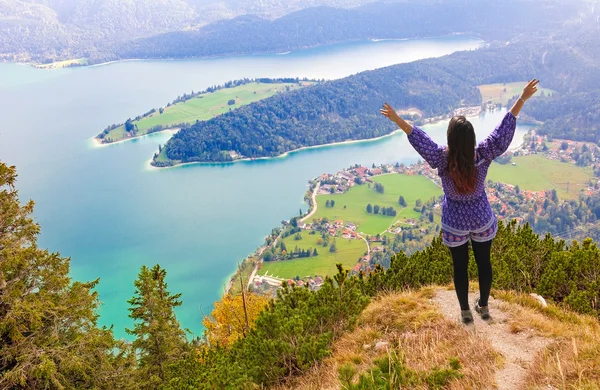 Kvinnan vid utsiktsplatsen, Visa att sjön walchensee, Bayern — Stockfoto