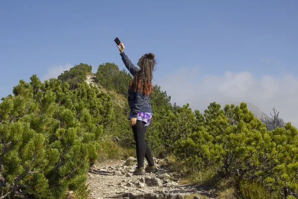 若い女性は、撮影のアルプスの selfie — ストック写真