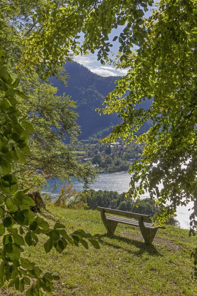 Posto tranquillo con vista lago tegernsee — Foto Stock