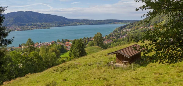 Zobacz do miasta nad jeziorem tegernsee i spa — Zdjęcie stockowe