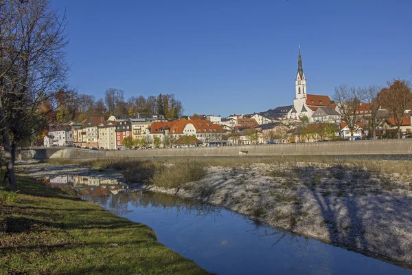 Spa staden bad Tölz och isar floden i höst — Stockfoto