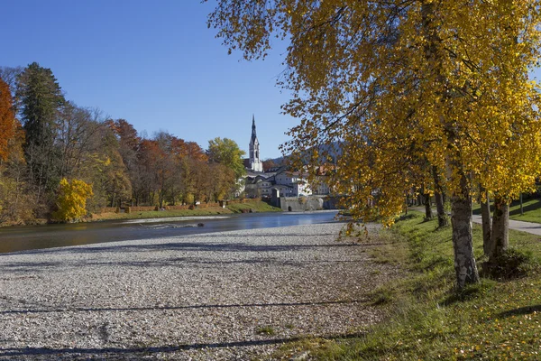 Isar river and church in bad tolz — Stock Photo, Image