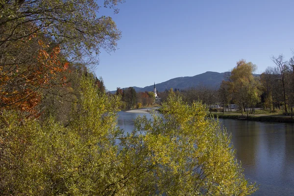 Jesienny krajobraz bad Tölz, isar river — Zdjęcie stockowe