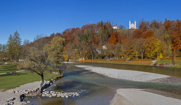 Herbsthügel mit Wallfahrtskapelle, Idylle an der Isar — Stockfoto