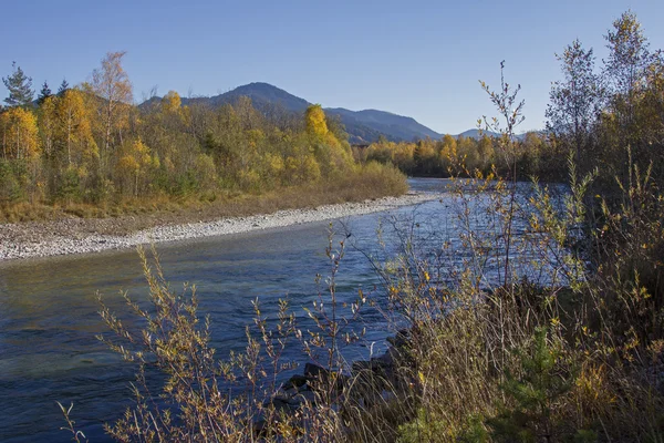 Curva del río Isar y brillante ribera otoñal — Foto de Stock