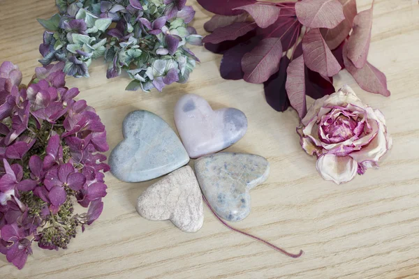 Vier blad cloverfigured met hart vormige zeep steen en gedroogd b — Stockfoto