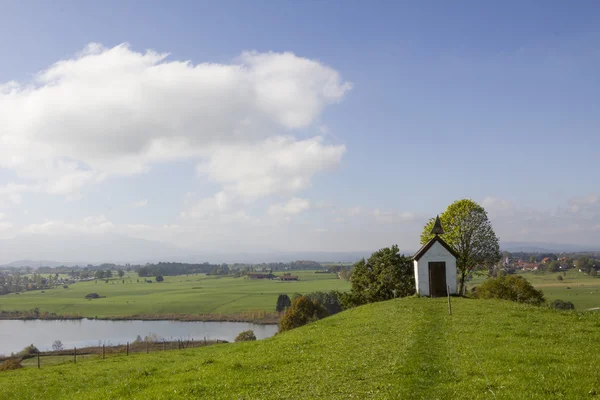 Idyllische ländliche Landschaft Riegsee, Kapelle auf dem Hügel — Stockfoto